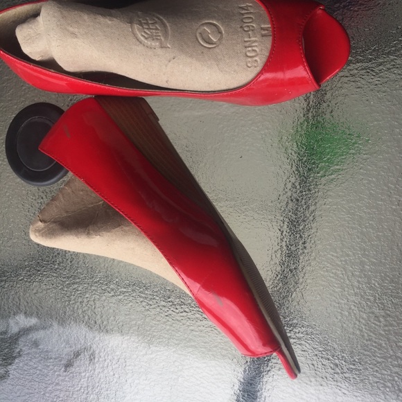 Red patent leather peep toe shoes 7 - Picture 2 of 8